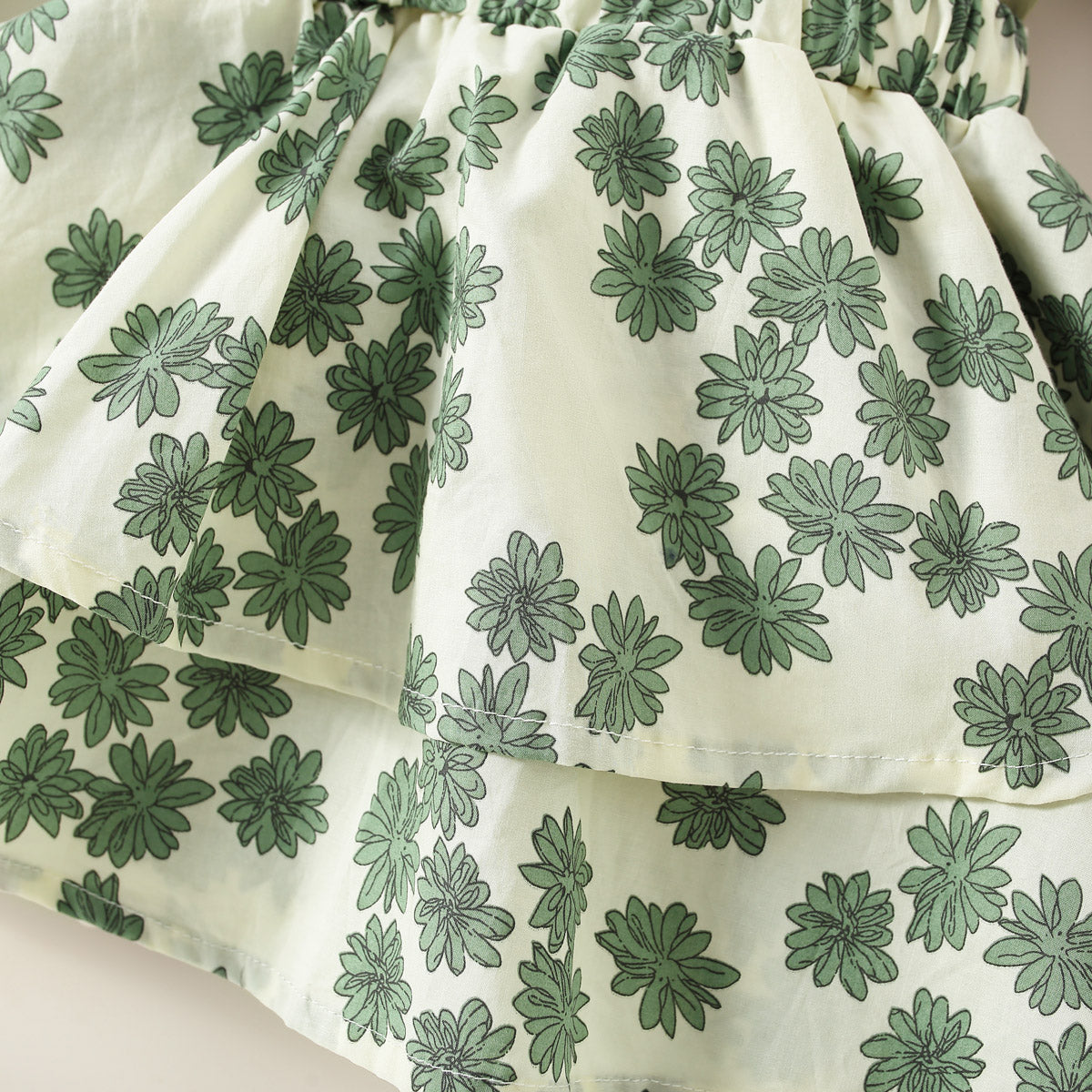 Mayoreo Blusa de manga con volantes y peto de color liso para bebé Falda floral Verde 6-9 M