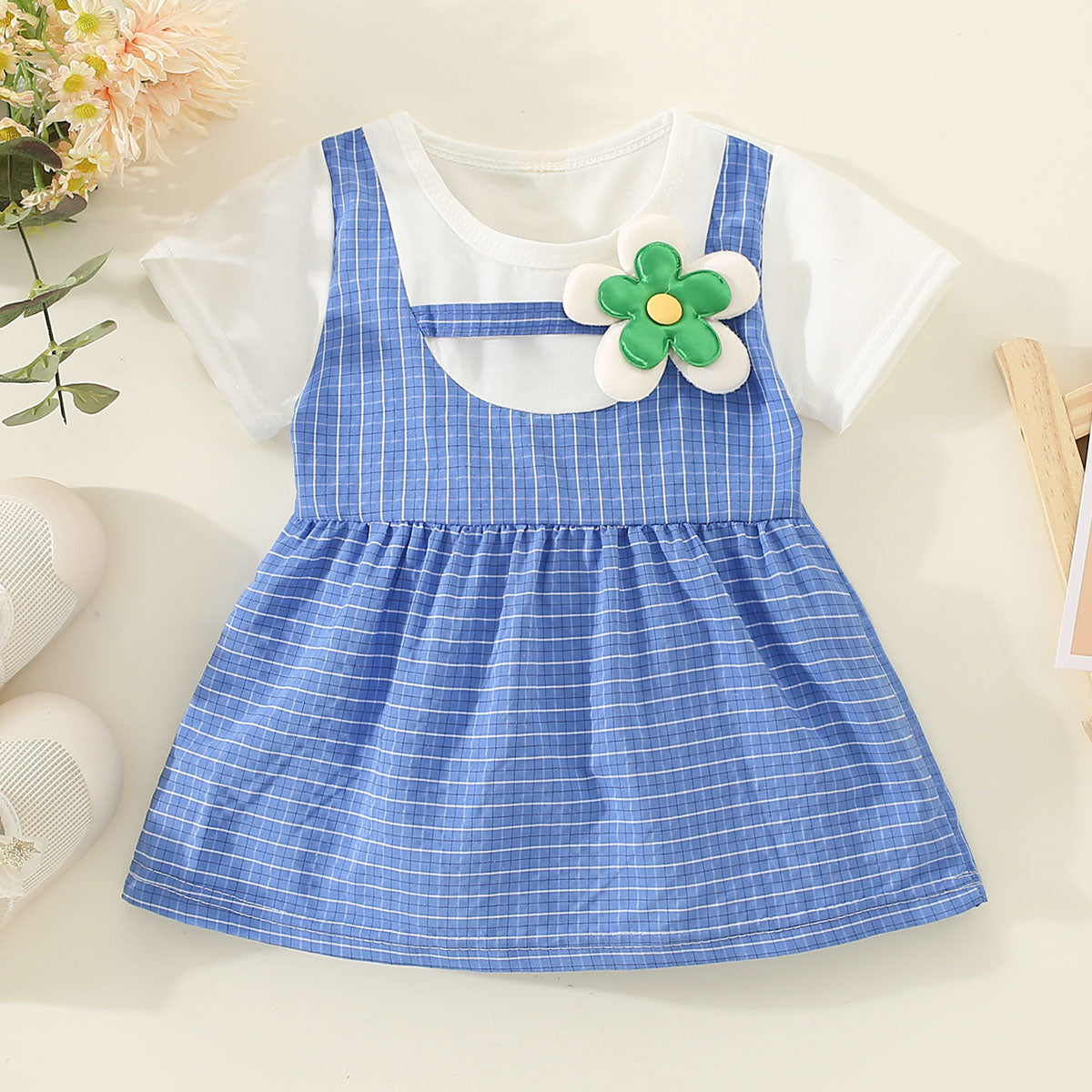 Mayoreo Vestido de manga corta con decoración de flores en 3D de patchwork de bloque de color a cuadros de algodón puro para niña pequeña Azul 2-3 Y