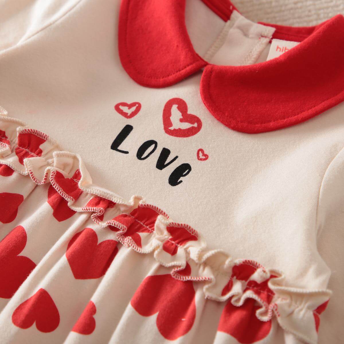 Mayoreo Mono de manga larga con estampado en forma de corazón y cuello de muñeca de San Valentín para bebé niña